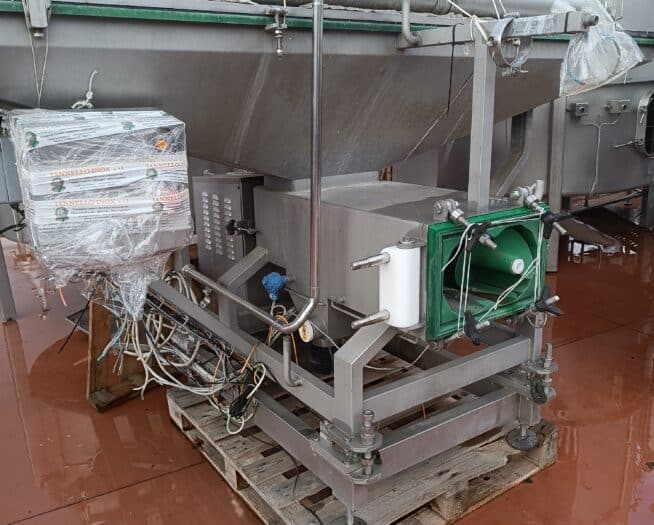 L’Estrusore – dosatore è una macchina che consente sia il trasporto della cagliata filata, dallo step di filatura a quello di formatura che la produzione di prodotti cilindrici di pezzature diverse, lavorando in abbinamento con una clippatrice. Essa è adatta ad estrudere i seguenti prodotti: MOZZARELLA PER PIZZA – FORMAGGIO FUSO – PREPARATI ALIMENTARI