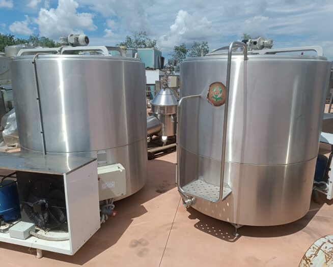 Serbatoio refrigerante per latte modello verticale con scaletta e gruppo frigorifero