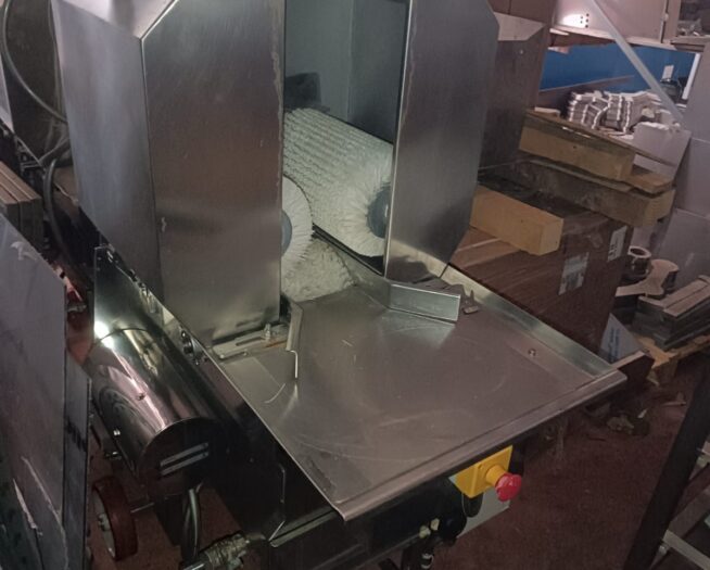 Macchina lava formaggi automatica a pedale, con spazzole regolabili