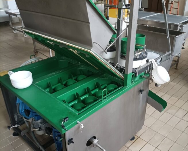 Macchina formatrice per caciocavalli a 3 teste